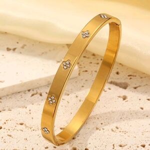 Fashion Jewelry Gold Bracelet with Clover Accents